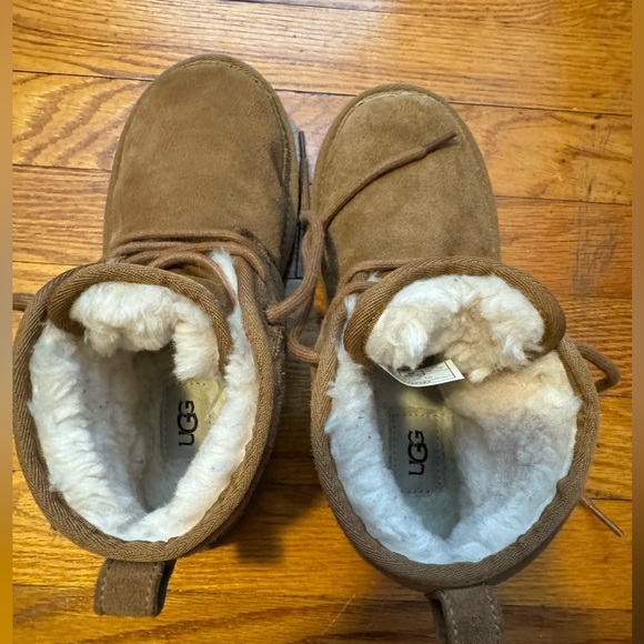 UGG’s Neumel II Boot chestnut size 4 in big kids - Picture 2 of 4
